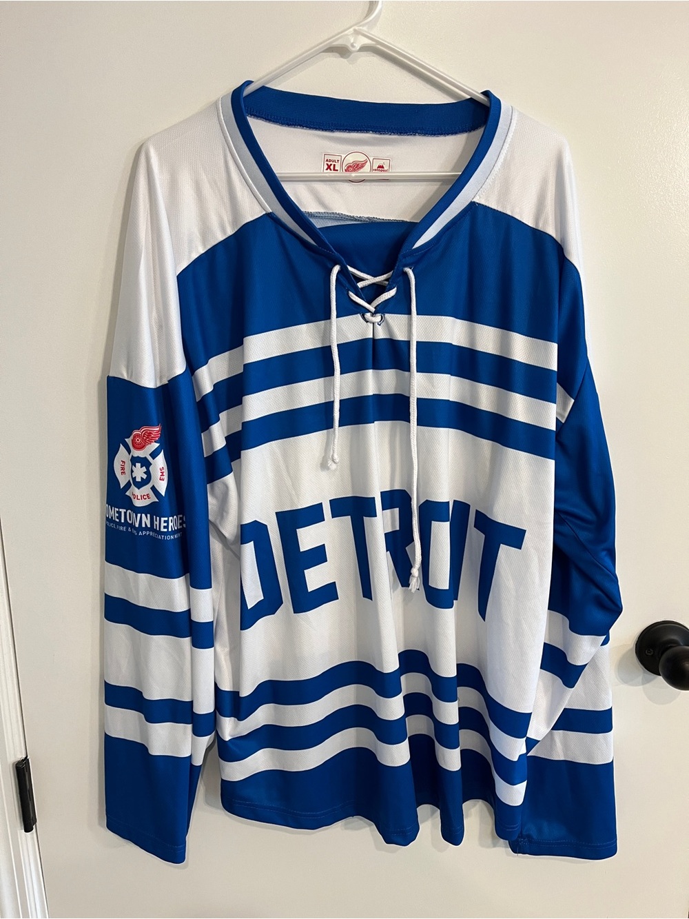 Men’s size XL Detroit Redwings Salute To Hometown Hero’s Cotapaxi Jersey